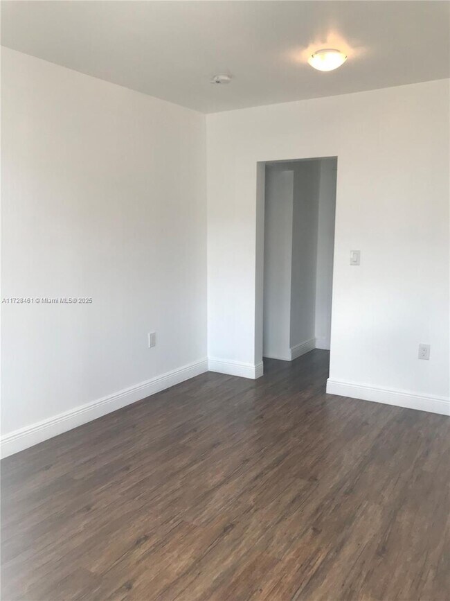 540 NW 7th St-Unit -15 in Miami, FL - Building Photo - Building Photo