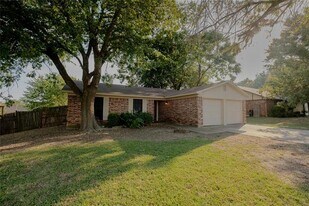1420 Briar Run in Benbrook, TX - Building Photo
