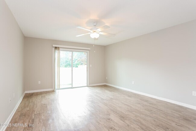 562 Eiseman Wy in Jacksonville, FL - Foto de edificio - Building Photo
