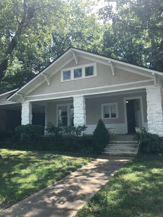 3665 Spottswood Ave in Memphis, TN - Foto de edificio