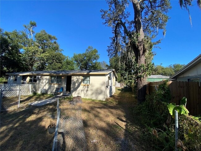 10109 N 11th St in Tampa, FL - Foto de edificio - Building Photo