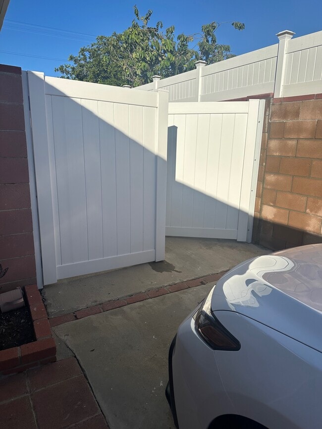 11041 Leadwell St, Unit Guest house