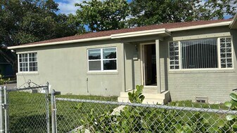 2205 A E Isaacs Ave in West Palm Beach, FL - Building Photo