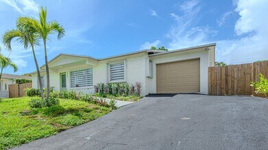 1717 16th Ct N in Lake Worth Beach, FL - Building Photo - Building Photo