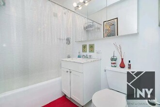 451 W 37th St, Unit 2703 in New York, NY - Building Photo - Building Photo