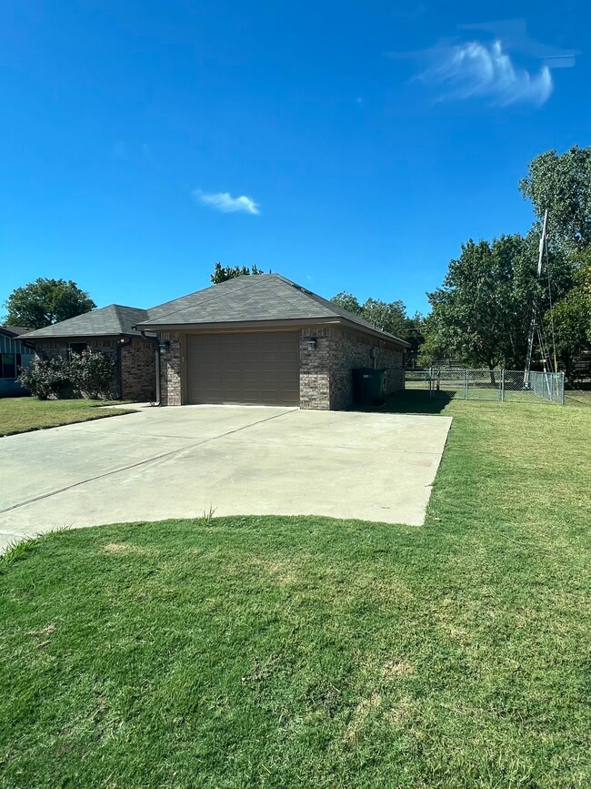 306 Lux Dr in Robinson, TX - Building Photo - Building Photo