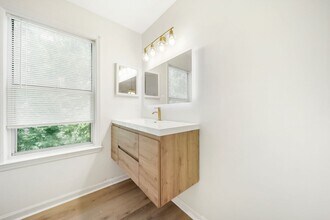 991 Lisa Kay Dr in Lawrenceville, GA - Building Photo - Building Photo