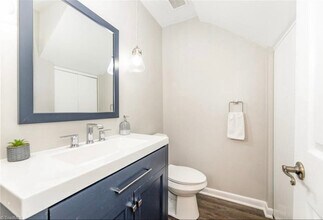 1074 Hickory Glen Rd in Winston-Salem, NC - Foto de edificio - Building Photo