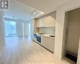 15 Queens Quay E in Toronto, ON - Building Photo - Building Photo