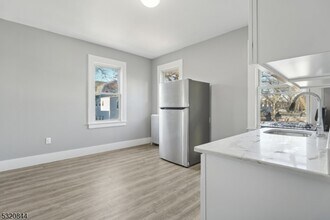 85 Eppirt St-Unit -2 in East Orange, NJ - Foto de edificio - Building Photo