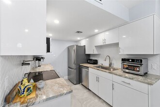 1605 Chesapeake Ave in Naples, FL - Foto de edificio - Building Photo