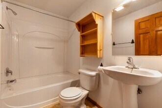 619 Sandy Beach Ct in Warrens, WI - Foto de edificio - Building Photo