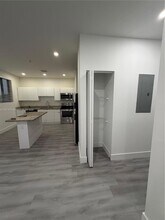 859 E 24th St, Unit 402 in Hialeah, FL - Foto de edificio - Building Photo