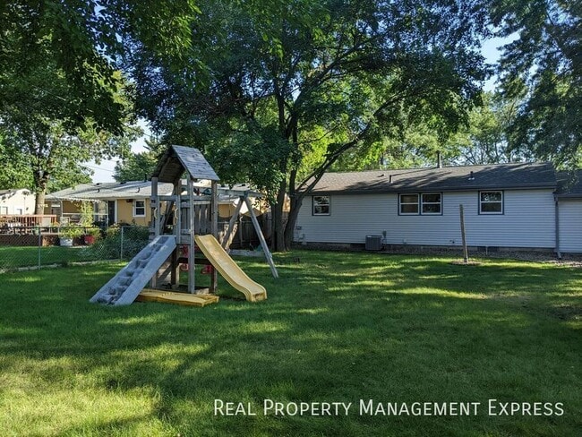 Cozy 3 Bedroom 1 Bathroom in Western Sioux in Sioux Falls, SD - Building Photo - Building Photo