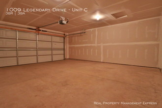 1009 Legendary Dr-Unit -Unit C in Harrisburg, SD - Building Photo - Building Photo