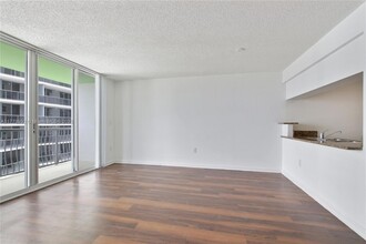 1756 N Bayshore Dr, Unit 36N in Miami, FL - Building Photo - Building Photo