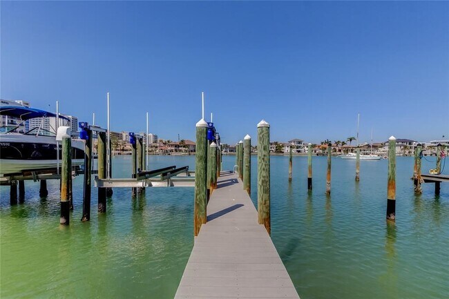 120 Brightwater Dr in Clearwater, FL - Foto de edificio - Building Photo