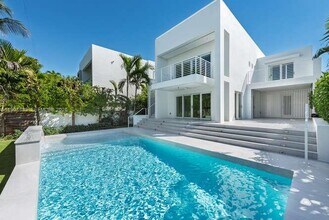 1325 Bay Dr in Miami Beach, FL - Building Photo - Building Photo