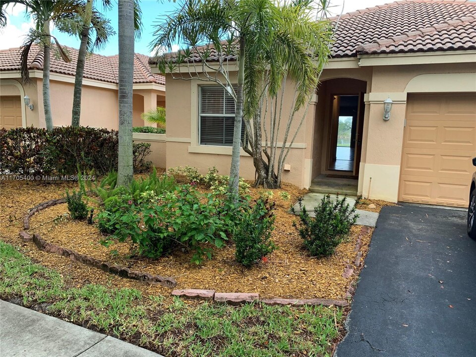 1852 Andromeda Ln in Weston, FL - Building Photo