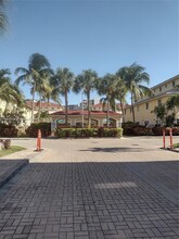 2066 NE 167th St in North Miami Beach, FL - Foto de edificio - Building Photo