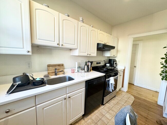 37 Hillside St, Unit 3 in Boston, MA - Foto de edificio - Building Photo