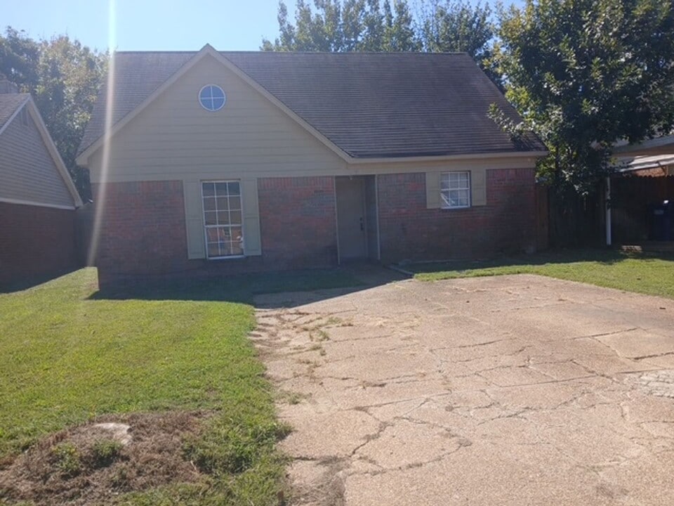 2635 Brachton Cove E in Horn Lake, MS - Building Photo