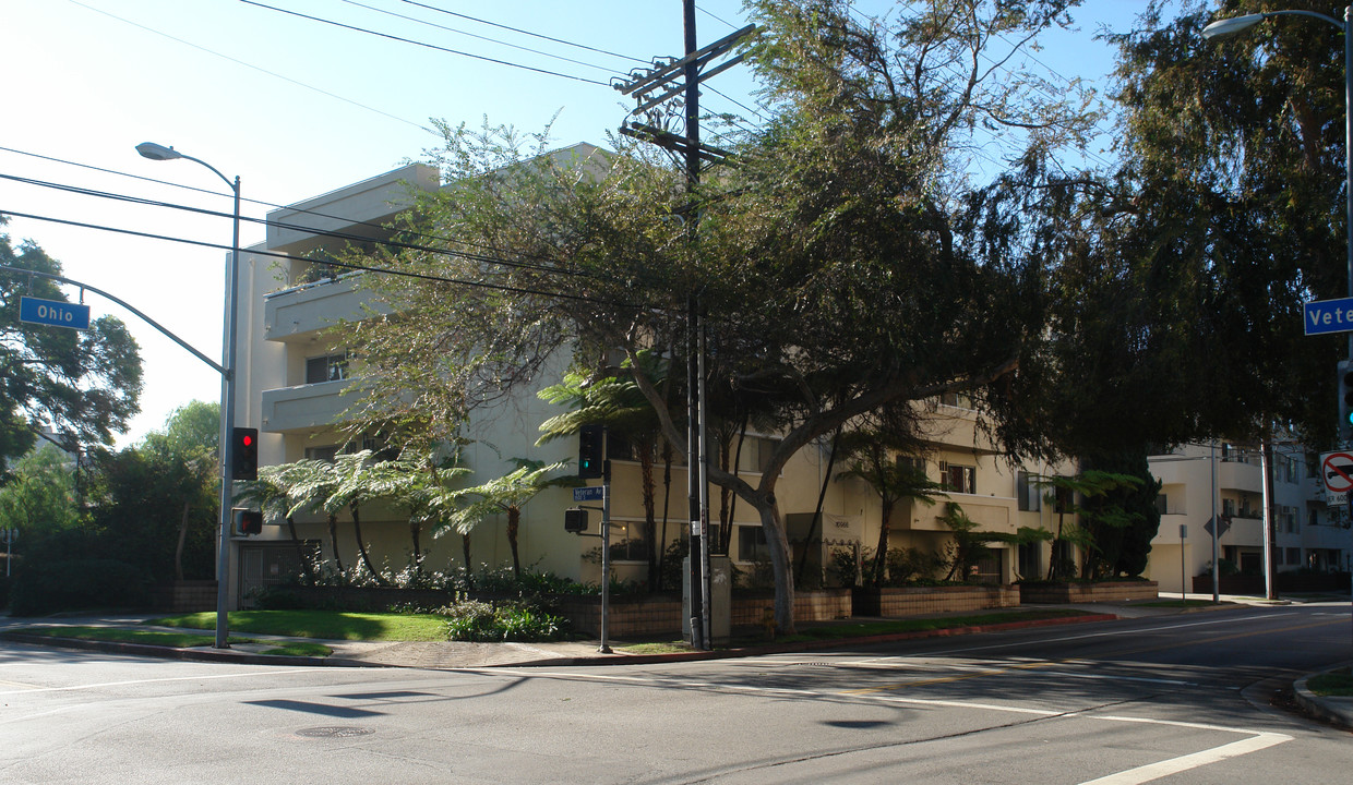 10966 Ohio Ave in Los Angeles, CA - Building Photo