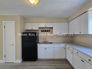 8 Hillside Ln-Unit -3 in Lewiston, ME - Foto de edificio - Building Photo