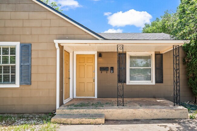 2213 27th St-Unit -Front in Lubbock, TX - Building Photo - Building Photo
