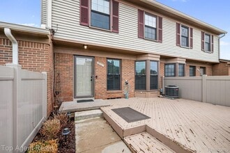 38887 Country Cir in Farmington Hills, MI - Foto de edificio - Building Photo