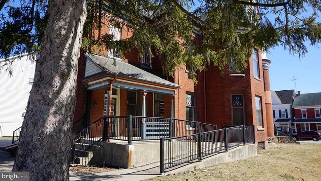 property at 200 E Walnut St