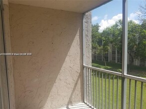 1075 Riverside Dr in Coral Springs, FL - Building Photo - Building Photo