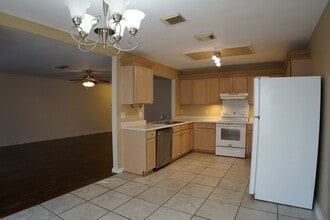 10022 Sandbrook Hl in San Antonio, TX - Building Photo - Building Photo