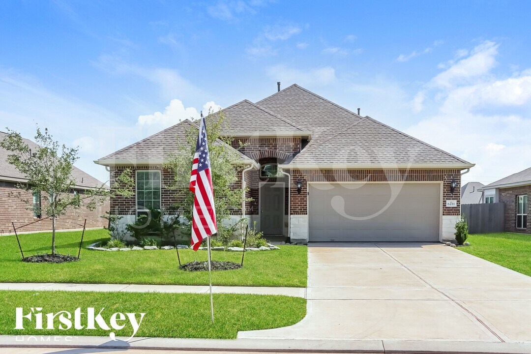 6211 Kolle Dr in Rosenberg, TX - Foto de edificio