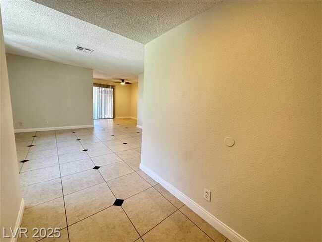6121 Meadow Haven Ln in Las Vegas, NV - Building Photo - Building Photo