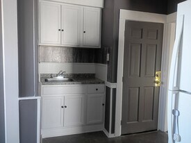 26 Hale St, Unit 3-L in Fitchburg, MA - Building Photo
