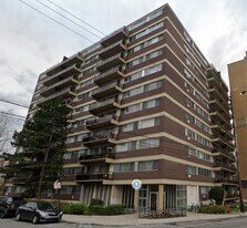 SKYLINE PLAZA in Montréal, QC - Building Photo