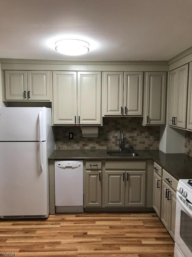 819 Cricket Ln in Woodbridge Township, NJ - Building Photo - Building Photo