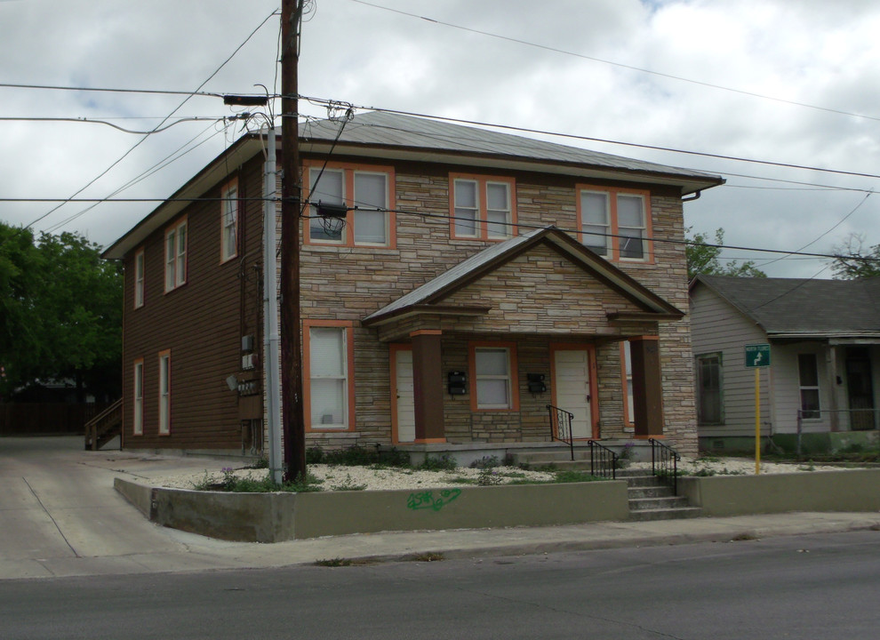 823 W Ashby Pl in San Antonio, TX - Building Photo