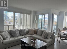 2 Clairtrell Rd in Toronto, ON - Building Photo