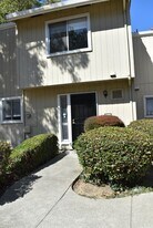 108 Arcadia Dr in Vacaville, CA - Building Photo