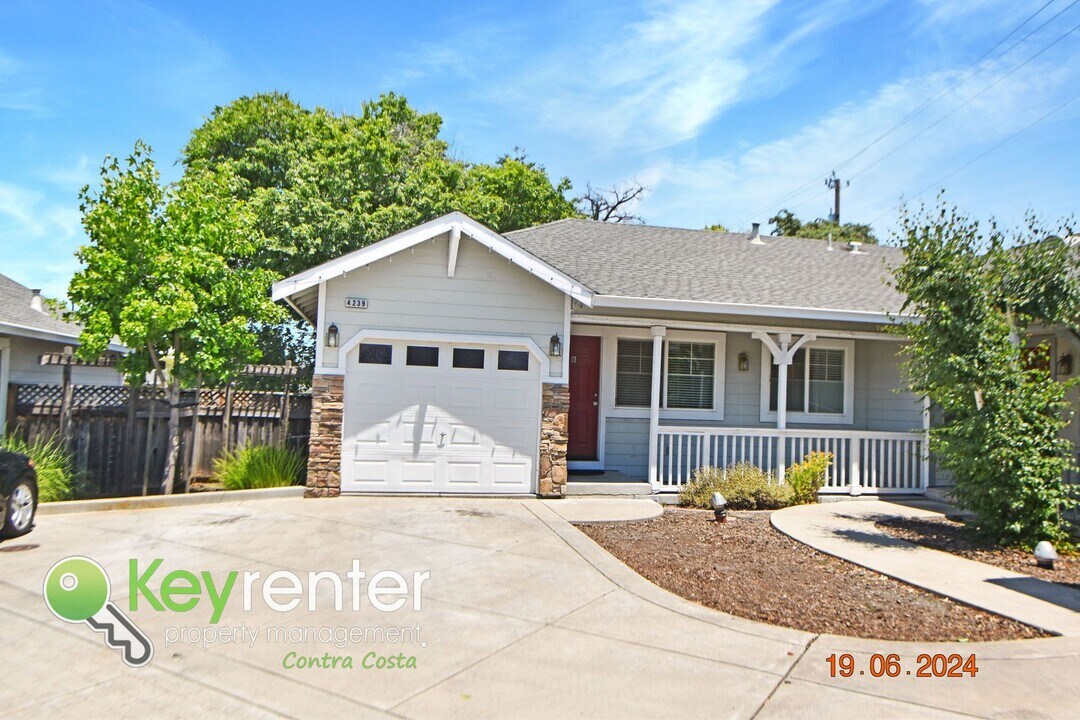 4239 Cowell Rd in Concord, CA - Building Photo