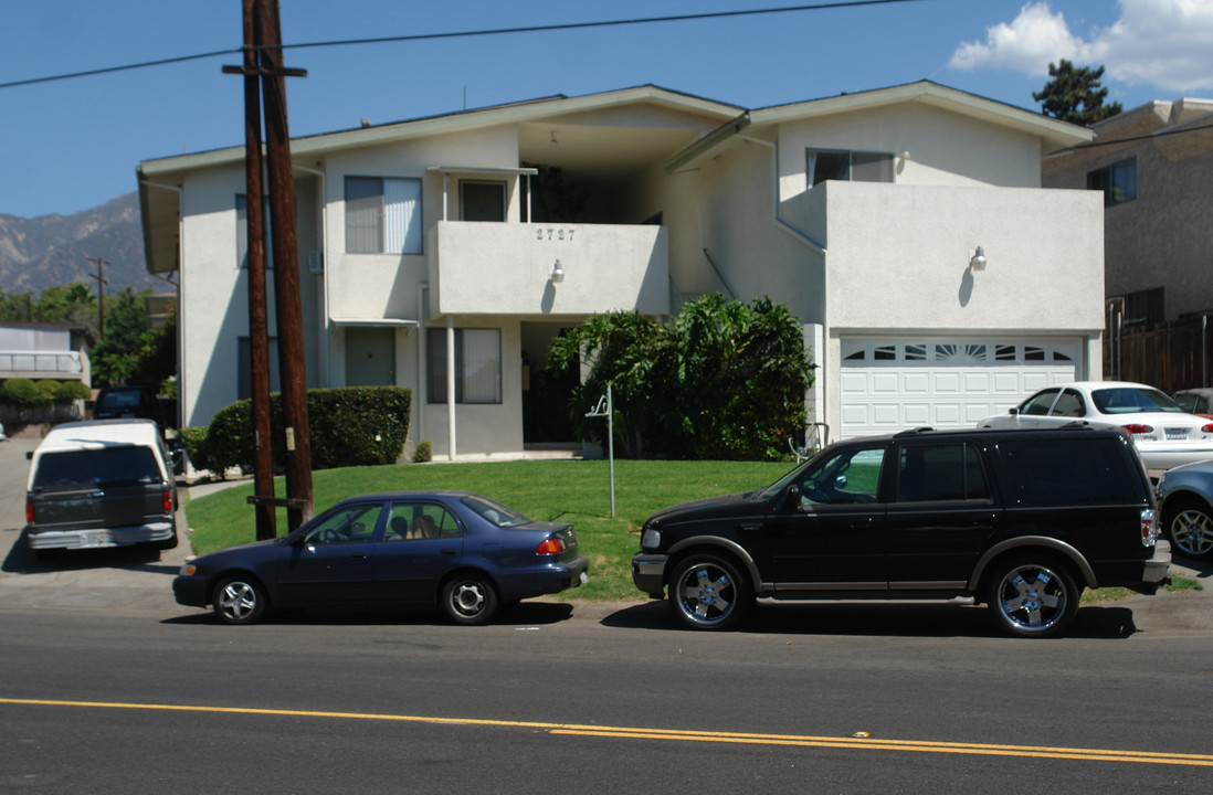 2727 Montrose Ave in Montrose, CA - Foto de edificio