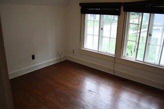 718 S Lincoln St in Bloomington, IN - Foto de edificio - Building Photo