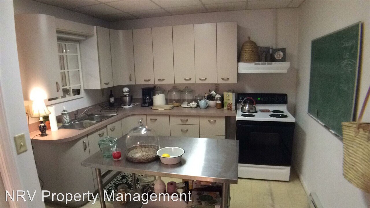 327 W Main St in Radford, VA - Building Photo