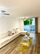 1045 10th St, Unit 206 in Miami Beach, FL - Foto de edificio - Building Photo