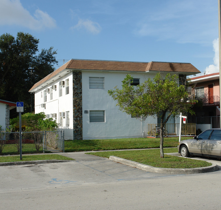 2022 NE 168th St in Miami, FL - Building Photo