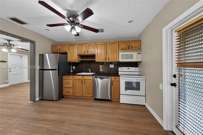 5265 NE 1st Terrace in Oakland Park, FL - Building Photo - Building Photo