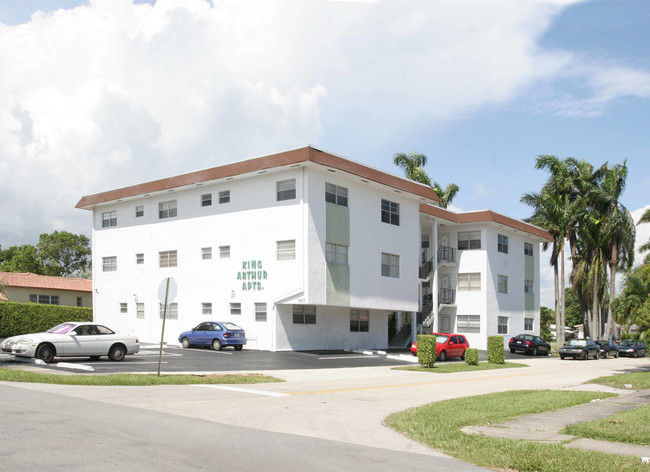 King Arthur Apartments in Hollywood, FL - Building Photo - Building Photo