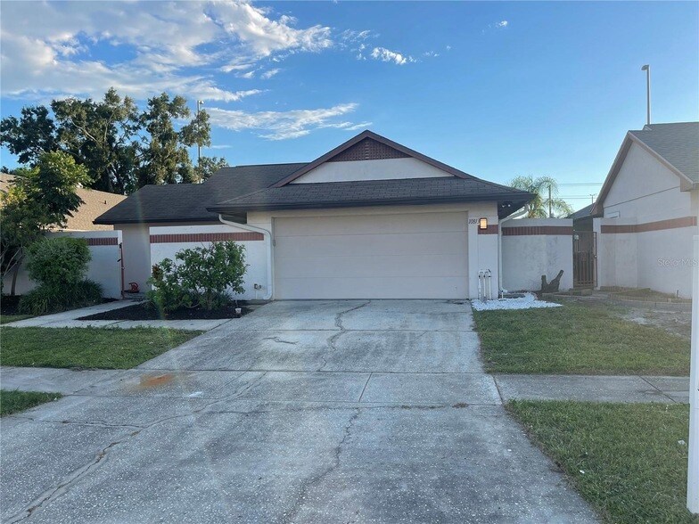 10813 Venice Cir in Tampa, FL - Building Photo